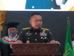 Jenderal Dudung Paparkan Sistem Pertahanan Nasional di Wisuda Unas